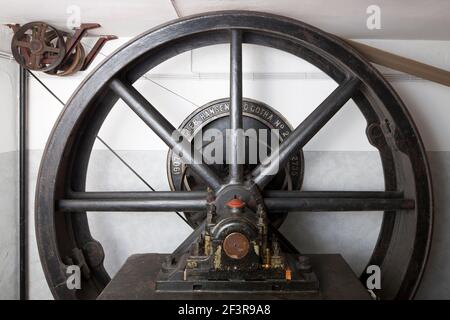 Turbine im Keller, Schwungrad und Treibremen, Engelskirchen, ehemalige Baumwollspinnerei Ermen & Engels, LVR-Industriemuseum Stockfoto