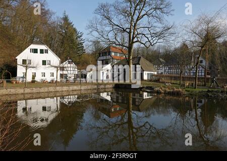 Geb.‰udeensemble mit Teich, Bergisch-Gladbach, Papierfabrik Alte Dombach, LVR-Industriemuseum Stockfoto