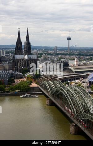 Blick ¸ber den Rhein vom Hochhaus 'Triangel', links Museum Ludwig, im Hintergrund Fernsehturm, Kˆln, Dom, Bahnhof und Hohenzollernbr¸cke Stockfoto