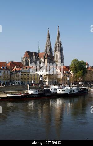 Blick ¸ber die Donau von Nordosten, Regensburg, Dom St. Peter Stockfoto