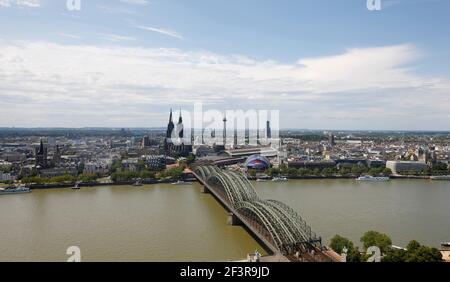 Blick ¸ber den Rhein vom Hochhaus 'Triangel', Links Gro? St. Martin, rechts St. Kunibert, im Hintergrund Fernsehturm, Kˆln, Dom, Bahnhof und Hohenzoll Stockfoto