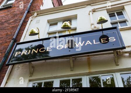 Schild über dem Hintereingang des Prince of Wales Pub in Pond Square, Highgate Village, London, Großbritannien Stockfoto