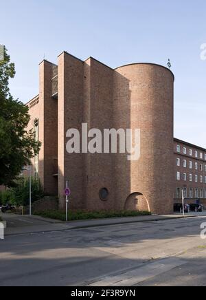 Blick von Nordosten auf Apsis und Glockenturm, Kˆln-Hohenlind, St. Elisabeth Krankenhaus, Kirche 1932 von Dominikus Bˆhm erbaut Stockfoto