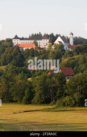 Gesamtanlage, Blick von S¸dwesten, Wolfegg, Pfarrkirche, ehemalige Kollegiat-Stiftskirche Stockfoto