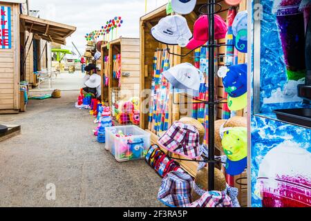 Verkaufsstände, Eis, Getränke und andere Utensilien am Meer an der Promenade von Westward Ho!, Devon, Großbritannien Stockfoto