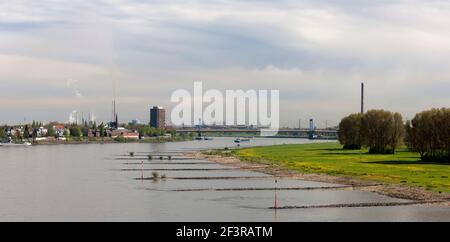 Blick von der A40 auf Alt-Homberg und Industrieanlagen von Thyssen-Krupp und das Hotel Rheingarten mit Friedrich-Ebert-Br¸cke, Duisburg-Homberg Stockfoto