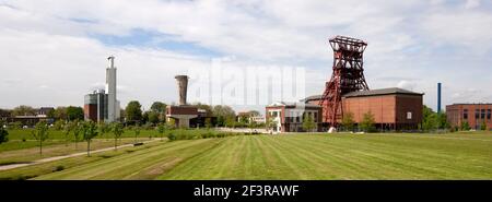 Ehemalige Zeche Consolidation 3/4/9 mit altem und neuem Fˆrderturm und Consol-Theater, Gelsenkirchen-Schalke Stockfoto