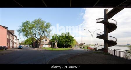 Blick unter der A40 zur Wilhelmallee, Duisburg-Homberg Stockfoto