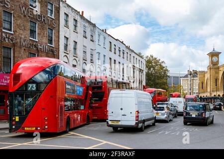 Verkehrsstaus in Richtung Westen auf der Grays Inn Road und Euston Road, King's Cross, London, Großbritannien Stockfoto