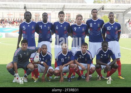 FUSSBALL - UNTER 21 - UEFA-EUROPAMEISTERSCHAFT 2011 - QUALIFYING - FRANKREICH GEGEN BELGIEN - 11/08/2010 - FOTO PASCAL ALLEE / DPPI - TEAM FRANKREICH (HINTERE REIHE VON LINKS NACH RECHTS: ELIAQUIM MANGALA / GRANDDI N'GOYI / MAXIME GONALONS / NOLAN ROUX / STEVEN NZONZI / DAVID N'GOG. VORDERE REIHE: JOHAN CARRASSO / JONATHAN BIABIANY / KARIM AIT FANA / FRANCK TABANOU / MAPOU YANGAMBIWA ) Stockfoto