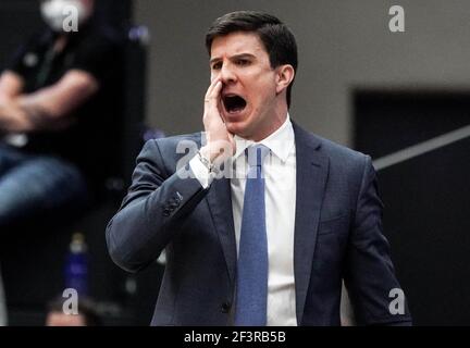 Hamburg, Deutschland. März 2021, 17th. Basketball: Bundesliga, Hamburg Towers - Löwen Braunschweig, Main Round, Matchday 15. Hamburg-Coach Pedro Calles coacht sein Team. Quelle: Axel Heimken/dpa/Alamy Live News Stockfoto