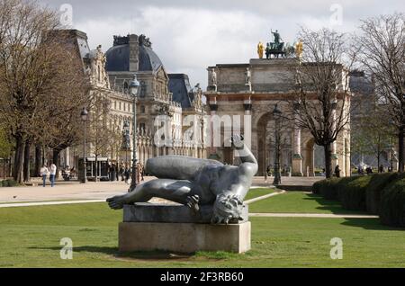 Skulptur von Aristide Maillol im Jardin des Tuileries mit Triumphbogen und Innenhof des Louvre, Paris, Franc Stockfoto