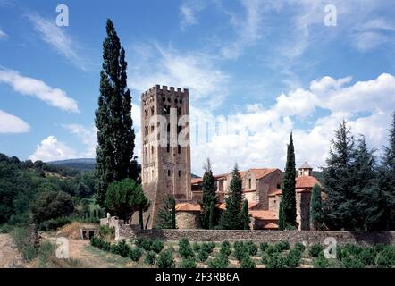 Benediktiner-romanische Abtei Saint-Michel-de-Cuxa zeigt Glockenturm, in den Pyrenäen, Frankreich Stockfoto