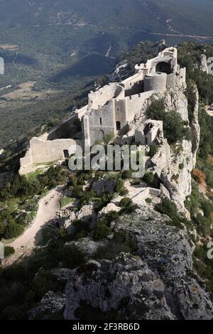 Mit Blick von den Ruinen der oberen auf die untere Burg von Cathar Peyrepertuse, Pyrenäen, Frankreich Stockfoto