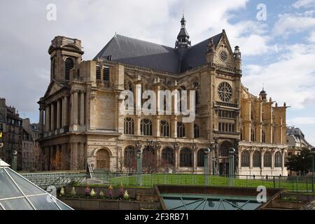 Panorama aus dem Süden der klassischen Fassade des 16th. Jahrhunderts Saint Eustace Kirche, wo Richelieu und Madame de Pompadour getauft wurden, Paris, Frankreich Stockfoto