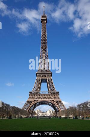 Der Eiffelturm gegenüber dem Champ de Mars, mit dem Chaillot Palast und dem Maritime Museum in der Ferne, Paris Stockfoto