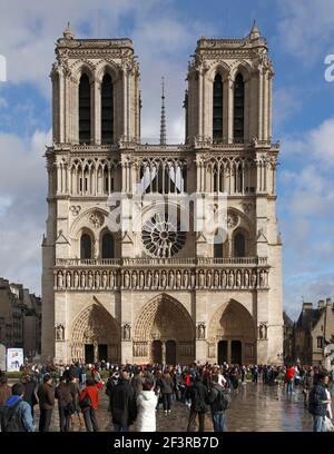 Touristen vor der Westfassade der gotischen Kathedrale Notre Dame aus dem 12th.-13th. Jahrhundert, Paris, Frankreich Stockfoto