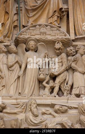 Westfassade, HauptportalSeelenwaage im Tympanon, Paris, Kathedrale Notre-Dame Stockfoto