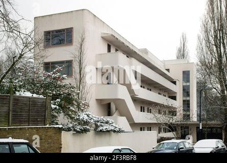 Das Isokon-Gebäude in Lawn Road, Hampstead, London, ein Betonblock mit 34 Wohnungen, der 1940 vom Architekten Wells Coates entworfen wurde, zu dessen Mietern auch W gehörte Stockfoto