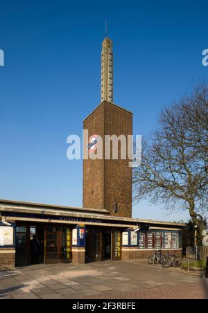 Ziegel Stahlbeton im europäischen Stil, Osterley Park U-Bahnstation, gebaut 1934, Stockfoto