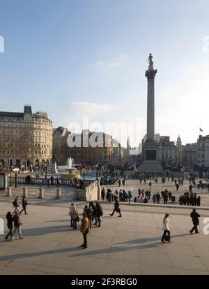 Blick nach Süden von der National Gallery über Trafalgar Square, in Richtung Nelson's Column, Whitehall und Big Ben, London, Großbritannien. Stockfoto