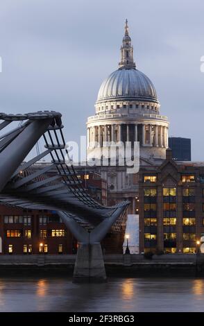 Tragende Struktur der Millennium Bridge, wie es in den Winkel zur St Paul's Cathedral, London Stockfoto