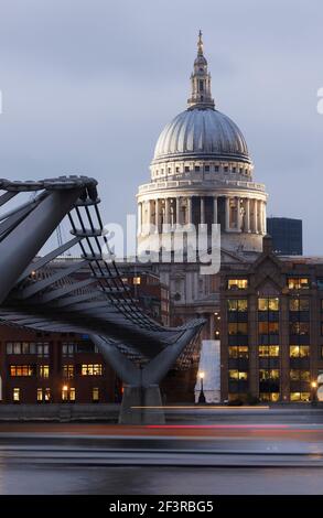 Tragende Struktur der Millennium Bridge, wie es in den Winkel zur St Paul's Cathedral, London Stockfoto