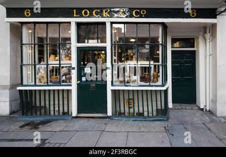 Das Äußere des Hauptladens von James Lock & Co., einem der ältesten Hutmacher Englands, wurde 1676 gegründet. Es liegt an der St. James's Street und Curre Stockfoto