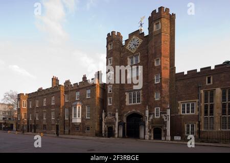 Haupteingang des St. James' Palace in der Pall Mall, mit dem Torhaus, London, Großbritannien. Stockfoto