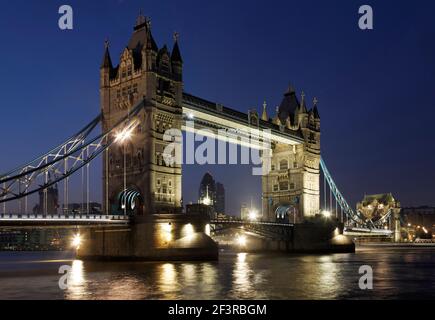 Blick über die Themse bei Nacht, mit Blick auf die beleuchtete Tower Bridge und die 30 St Mary Axe (ehemals Swiss Re Building, informell auch bekannt als Th Stockfoto