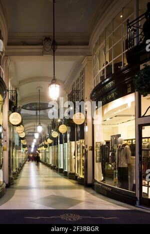 Das Innere der Piccadilly Arcade, einer überdachten Einkaufspassage, die zwischen Piccadilly und Jermyn Street im Zentrum von London, Großbritannien, verläuft. Stockfoto