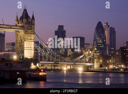 Blick über die Themse in Richtung der Stadt mit der beleuchteten Tower Bridge und der 30 St Mary Axe (ehemals Swiss Re Building, und informell auch bekannt Stockfoto