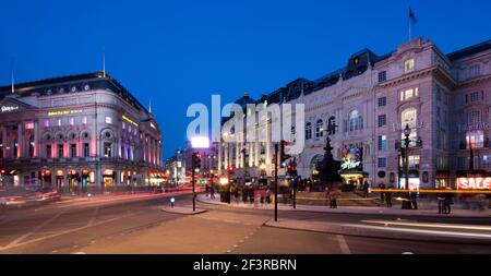 Piccadilly Circus erleuchtet bei Nacht, London, Großbritannien. Stockfoto