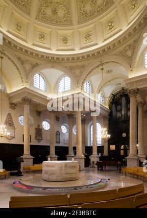 Weiß und Gold englischer Barock-Innenraum der St. Stephen Walbrook Kirche, in der City of London, von Christopher Wren, London Stockfoto