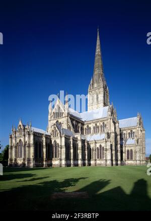 Blauer Himmel über der Nordostseite der mittelalterlichen englischen Salisbury Cathedral erbaut in 30 Jahren von 1220-58, Salisbury, Großbritannien Stockfoto