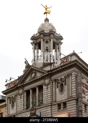 Victoria Palace, früher eine Musikhalle, heute ein Theater, erbaut 1832, mit Goldtänzerin auf seiner Kuppel, Victoria Street, London Stockfoto