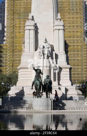 Denkmal für Cervantes mit einer Statue von Don Quijote und Sancho Panza, Plaza Espana, Madrid, Spanien. Stockfoto