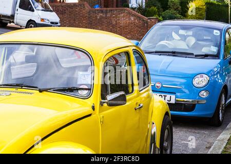 Hellgelbe und blaue Autos in einem Wohngebiet von North London, Großbritannien geparkt Stockfoto