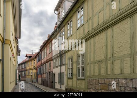 Schöne historische Straße mit alten Fachwerkhäusern in der Altstadt Stadt Quedlinburg Stockfoto