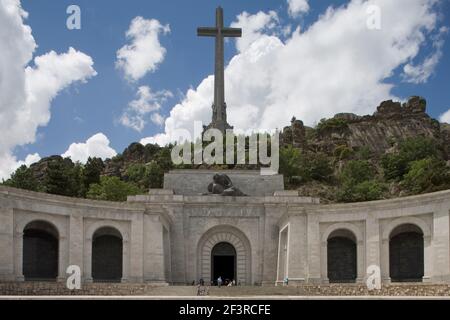 Blick von der Esplanade des Valle de los Caidos, Tal der Gefallenen, eine katholische Basilika und ein monumentales Denkmal, konzipiert von spanischen Diktator Stockfoto