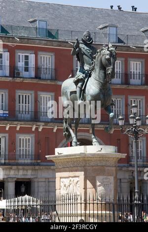 Statue von Philipp III. Zu Pferd (1616) vor der Casa de la Panaderia, Plaza Mayor, Madrid, Spanien. Stockfoto