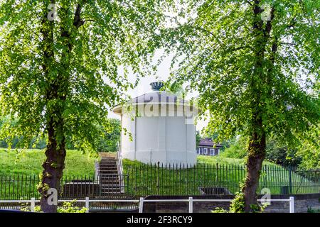 Highgate Reservoir mit seinen umliegenden Gusseisen Geländer und eingearbeiteten Pavillon. Erbaut c1845 für die New River Company, London, Großbritannien Stockfoto