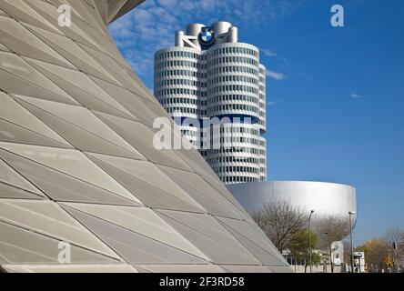 BMW geb.‰ude und Museum, im Vordergrund die BMW-Welt, M¸nchen, BMW-Museum 1968-1972 von Karl Schwanzer Stockfoto