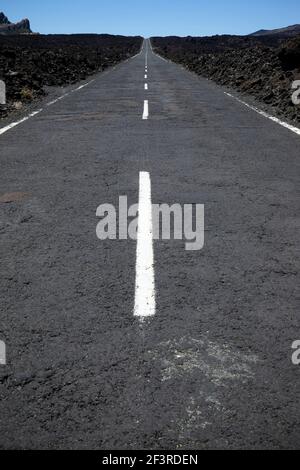 Parque Nacional del Teide, Nationalpark Teide, Teneriffa. Landstrasse, Weite, Horizont, Horizont, breit, Einsam , Lonesome, Asphalt, Mittelstreifen , ten Stockfoto