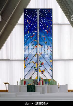 Blick in den zeltären Innenraum gegen den Altar mit Glasbild, Schweinfurt, St. Lukas Stockfoto