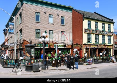 Ottawa, Kanada – 17. März 2021: Aufgrund der Covid-19-Einschränkungen ist der St. Patrick’s Day im beliebten Irish Pub The Heart and Crown viel kleiner als sonst. Das warme Wetter machte es möglich, auf der Terrasse zu sitzen. Stockfoto