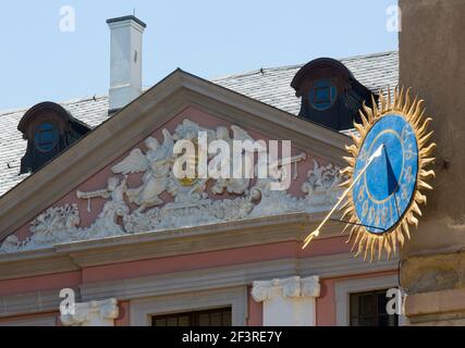 Barocker Giebel und wandmontierte Sonnenuhr, Altenburg, Thüringen, Deutschland Stockfoto