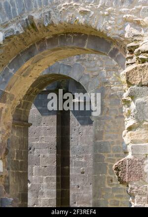 Blick durch den Bogen in den Ruinen des Klosters Arnsburg, lich, Hessen, Deutschland, Architekten: Lich, Kloster Arnsburg, Klosterkirche Stockfoto