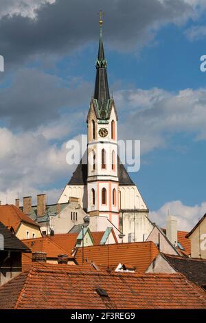 Gotische St. Vitus Kirche über den Dächern der Altstadt, Cesky Krumlov, Südböhmen, Tschechische Republik Stockfoto