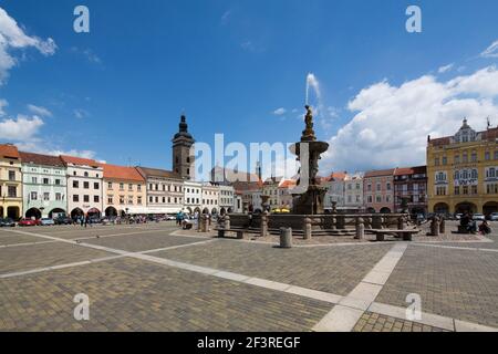 Premysl Otakar II Platz mit Brunnen von Samson, mit schwarzem Turm im Hintergrund, Budweis, Böhmen, Tschechische Republik Stockfoto